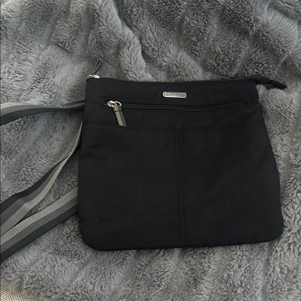 Baggallini Go Bagg Medium Crossbody 
Bag with Gray Strap